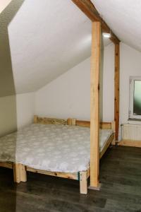 ein Schlafzimmer mit einem Bett im Dachgeschoss in der Unterkunft Villa Mihajlovo in Kavadarci