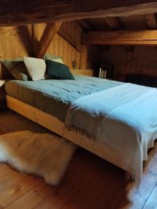 ein Schlafzimmer mit einem Bett in einem Holzzimmer in der Unterkunft Joli cocon au pied des montagnes in La Côte-dʼAime + 31 Fotos