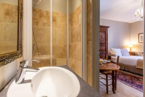 Un baño con lavabo y ducha y un dormitorio. en La Maison d'Aristide - Les Univers de Panette - Jacques Cœur, en Bourges 29 fotos más