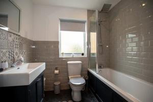 uma casa de banho com um WC, uma banheira e um lavatório. em Host & Stay - Blue Bridge View em York