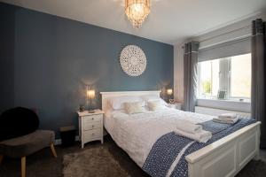 um quarto com uma cama, uma cadeira e uma janela em Host & Stay - Blue Bridge View em York