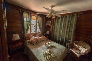 a bedroom with a bed and a ceiling fan at Hotel Tierra Verde in Bocas del Toro