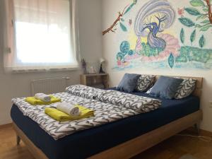 1 dormitorio con 2 camas y toallas. en Apartman “Zara” en Zagreb