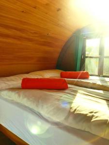 2 almohadas rojas en una cama en una habitación en Wakenitz-Camp en Groß Sarau
