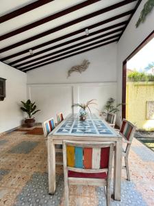 a dining room with a table and chairs at Villa Cinta Family in Gili Trawangan