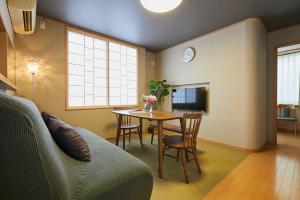 un soggiorno con tavolo e divano di G48-Superior Room in Shinjuku, Tokyo a Tokyo
