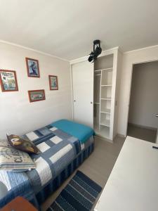 um quarto com uma cama e um closet em Habitación con baño privado en departamento em Arica