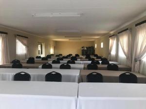 una habitación con filas de mesas y sillas en Gaediwe Guesthouse, en Pudumong 14 fotos más