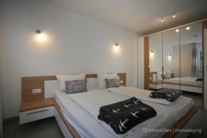 ウールディンゲン・ミュールホーフェンにあるBirnaublickのベッドルーム1室(ベッド2台、鏡付)