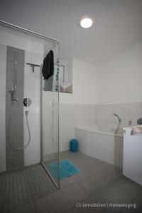 ウールディンゲン・ミュールホーフェンにあるBirnaublickのバスルーム(シャワー、バスタブ付)