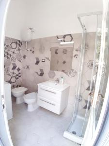 ein Bad mit einer Dusche, einem WC und einem Waschbecken in der Unterkunft Un letto a Gaeta - Villa a Fontania in Gaeta