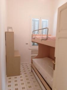 ein kleines Zimmer mit einem Etagenbett und einem Fenster in der Unterkunft Un letto a Gaeta - Villa a Fontania in Gaeta