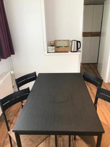 een zwarte tafel met stoelen in een kamer bij EVASIONLOISIRS 