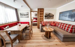 sala de estar con sofá y mesa en Appartements Eldorado, en Lech am Arlberg