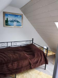 Ferien im mittlerem Rheintal في ريماجين: غرفة نوم بسرير وصورة على الحائط