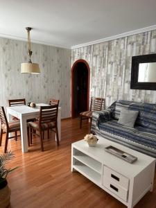 een woonkamer met een bank en een tafel bij Cristina Apartamento Center in Valencia