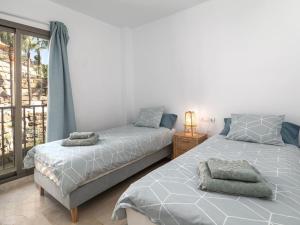 エステポナにあるSuperbe appartement avec vue merのベッド2台と窓のある寝室 +12枚の写真