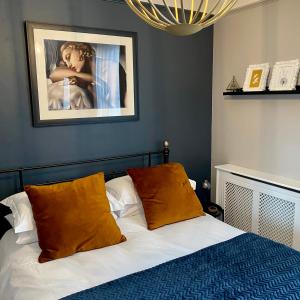 - une chambre avec un lit et des oreillers orange dans l'établissement Franklin Mount Boutique Guesthouse, à Harrogate