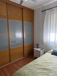 バレンシアにあるCristina Apartamento Centerのベッドルーム1室(ベッド1台、大きな木製クローゼット付)