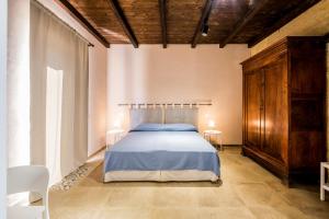 a bedroom with a bed and two tables and two lamps at Residenza Mistral in Rende