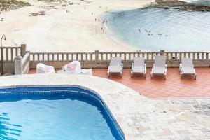 Bazén v ubytování CASA PLAYA DE LIMENS nebo v jeho okolí