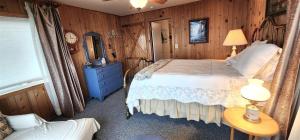 a bedroom with a bed and a table with a lamp at PA Crows Nest Cottage in Port Angeles