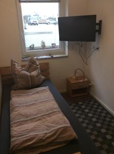 een slaapkamer met een bed en een flatscreen-tv bij Bed & Breakfast Preith 