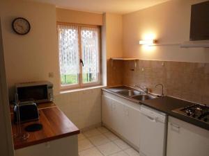 cocina con fregadero y encimera en Charmante maison en campagne, en Grand-Fougeray