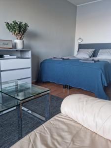 um quarto com uma cama e uma mesa de café em vidro em Studio with balcony and a great sea view em Helsinque