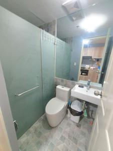 Minimalist Cozy Condo Studio Unit in Grand Residences Cebu في مدينة سيبو: حمام مع مرحاض ومغسلة