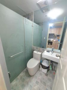 un baño con inodoro y lavabo en Minimalist Cozy Condo Studio Unit in Grand Residences Cebu, en Cebú