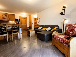 ein Wohnzimmer mit einem Sofa und einem Tisch in der Unterkunft Appartement Samoëns, 3 pièces, 4 personnes - FR-1-624-114 in Samoëns