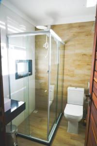 Cond. Fechado, na Ponta do Mutá في ماراو: حمام مع مرحاض ودش زجاجي
