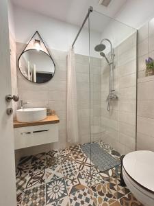 Ferihaza的住宿－CASA 9，带淋浴、盥洗盆和镜子的浴室