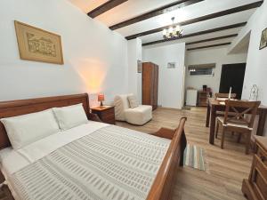 um quarto com uma cama e uma sala de jantar em CASA 9 em Ferihaza