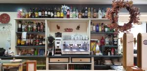 un bar con un montón de botellas de alcohol en Las Brasas De Eddy, en La Lastrilla