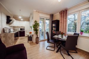 een keuken en een woonkamer met een tafel en stoelen bij Apartament Zielona 11 in Jelenia Góra