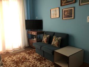 Televízia a/alebo spoločenská miestnosť v ubytovaní Sharks Thessaloniki Big Balcony House