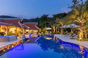Бассейн в Villa Carlos, Luxury 7 BDR Private Pool Villa, Baan Bua Nai Harn, Phuket или поблизости