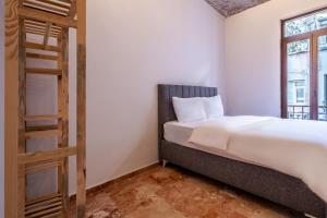 1 dormitorio con cama y escalera en Drea, en Estambul