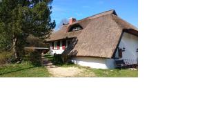 an old house with a thatched roof at Ferienhaus Annelore in Middelhagen +10 photos