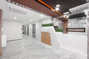 an office lobby with white walls and a reception desk at Hotel TREMONT Bronx Yankee Stadium in Bronx