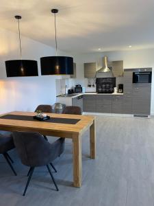 a kitchen with a wooden table and chairs at MR Ferienwohnung - Wohnung Emma in Schellerten