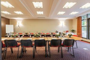 アントニーにあるホテル ドゥ バーニーの大きなテーブルと椅子が備わる大きな会議室を利用できます。