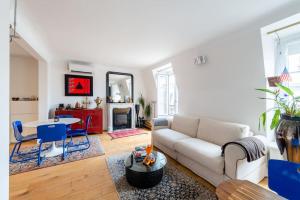 A seating area at Appartement vue Tour Eiffel