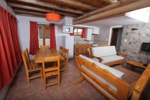 a kitchen and dining room with a table and chairs at Los Molles Complejo Turistico in Los Molles