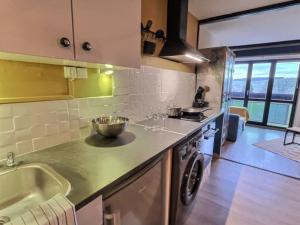 Kuchyňa alebo kuchynka v ubytovaní Appartement cosy - Le Chat Gris + 5 fotografií