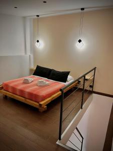 - un lit dans une chambre avec deux lumières dans l'établissement The Best of Me, à Naples