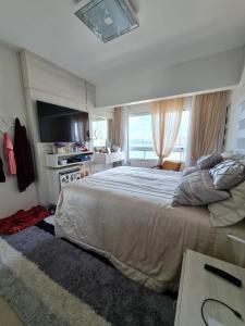 Cama o camas de una habitación en Luz do Mar Residencial excelente apartamento quadra mar com 3 suítes e uma vista espetácular