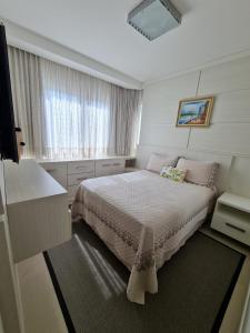 Cama o camas de una habitación en Luz do Mar Residencial excelente apartamento quadra mar com 3 suítes e uma vista espetácular